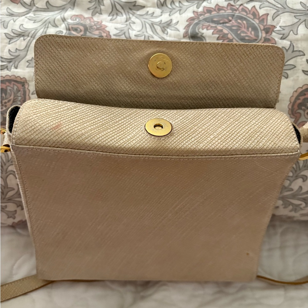 Chic Vintage Salvatore Ferragamo  Cream Crossbody Bag